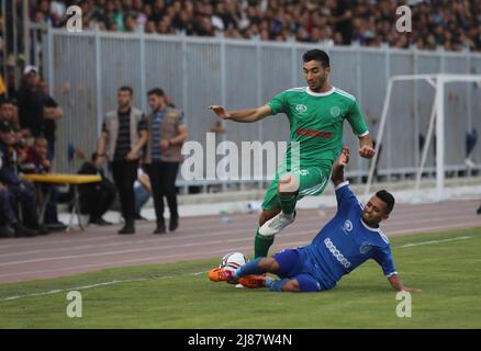 Medio Oriente. 13th maggio 2022. 11 maggio 2022, Città di Gaza, striscia di Gaza, Palestina: Durante una partita nella lega di calcio nella striscia di Gaza tra al-Shuja'iya Club 'il colore verde'' e il club Shabab Rafah 'il colore blu', i tifosi hanno alzato una foto del martire Sherine Abu Aqleh, Che questa mattina è stato martirizzato a Jenin mentre svolgeva la sua professione, allo Yarmouk Stadium di Gaza City, dove la partita si è conclusa in un pareggio negativo. (Credit Image: © Mahmoud Ajjour/Quds Net News via ZUMA Press Wire) Credit: ZUMA Press, Inc./Alamy Live News Foto Stock