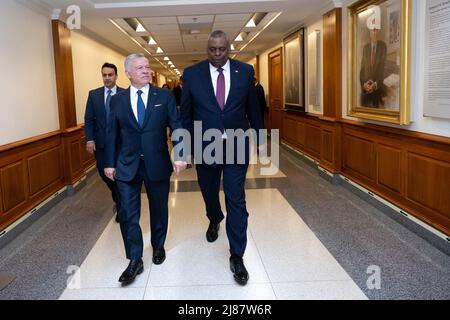 Arlington, Stati Uniti d'America. 12th maggio 2022. Arlington, Stati Uniti d'America. 12 maggio 2022. Austin III, Segretario della Difesa degli Stati Uniti, scorta il re Abdullah II di Giordania, a sinistra, alle discussioni bilaterali al Pentagono, 12 maggio 2022 ad Arlington, Virginia. Credit: Lisa Ferdinando/DOD/Alamy Live News Foto Stock