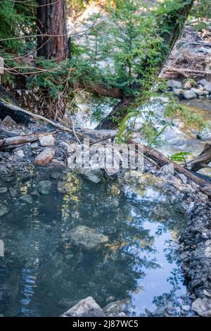 Una sorgente naturale calda nel paese posteriore di Big sur. Foto Stock