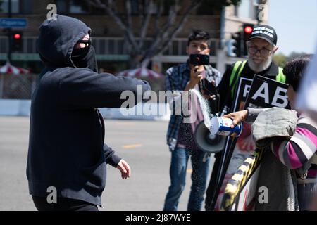 USA. 07th maggio 2022. Gli attivisti per i diritti di vita e aborto si sono radunati al di fuori di un quartiere di Highland Park pianificato di Parenthood a Los Angeles, California. Maggio 5, 2022. (Foto di Jake Lee Green/Sipa USA) Credit: Sipa USA/Alamy Live News Foto Stock