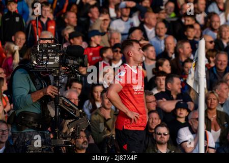 Luton, Regno Unito. 13th maggio 2022. James Bree #2 di Luton Town si prepara a fare un calcio d'angolo con l'equipaggio televisivo che lo guarda da vicino a Luton, Regno Unito il 5/13/2022. (Foto di Richard Washbrooke/News Images/Sipa USA) Credit: Sipa USA/Alamy Live News Foto Stock