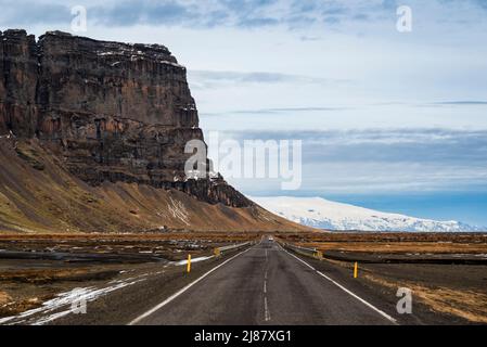 Route 1 / Ring Road (Hringvegur) che conduce al monte Lómagnúpur (764 m). Le sue scogliere raggiungono un'altezza di 671 m e sono quindi le più alte in Islanda. Foto Stock