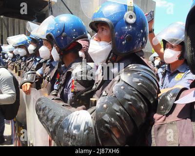 I membri dell'unità di gestione dei disturbi civili (CDM) sono in guardia durante la dimostrazione. Gli attivisti dei gruppi giovanili hanno organizzato una protesta del Black Friday contro il Philippine International Convention Center (PICC), ma sono stati bloccati dalle unità della polizia nazionale filippina (PNP) e della gestione dei disturbi civili (CDM) prima di raggiungere l'edificio. Così i manifestanti hanno appena fatto il loro programma al Centro Culturale del complesso delle Filippine. I manifestanti sono contrari al risultato delle Filippine 9th maggio: Elezioni presidenziali. (Foto di Josefiel Rivera/SOPA Images/Sipa USA) Foto Stock