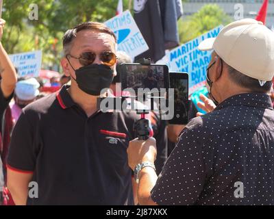 Renato Reyes, segretario generale del Bagong Alyansang Makabayan (BAYAN) è in corso di intervista da parte dei media durante la manifestazione. Gli attivisti dei gruppi giovanili hanno organizzato una protesta del Black Friday contro il Philippine International Convention Center (PICC), ma sono stati bloccati dalle unità della polizia nazionale filippina (PNP) e della gestione dei disturbi civili (CDM) prima di raggiungere l'edificio. Così i manifestanti hanno appena fatto il loro programma al Centro Culturale del complesso delle Filippine. I manifestanti sono contrari al risultato delle Filippine 9th maggio: Elezioni presidenziali. (Foto di Josefiel Rivera/SOPA IMA Foto Stock