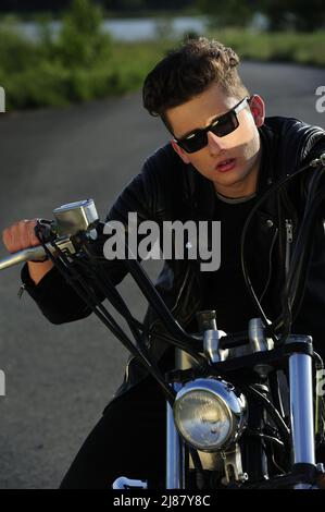 motociclista, ispezione stradale, stradale, motocicletta, corsa, trasporto, velocità, ragazzo giovane, gioventù, strada, Foto Stock