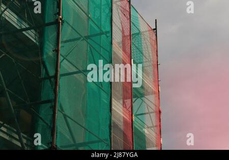 Bandiera italiana con i lavori in corso. Foto Stock