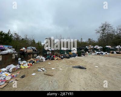 Burke County, GA Stati Uniti d'America - 12 27 21: County dump traboccante di rifiuti dopo Natale vista ampia Foto Stock