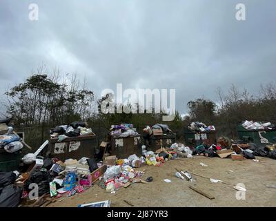 Burke County, GA Stati Uniti d'America - 12 27 21: County scarico traboccante di rifiuti dopo Natale vista distante Foto Stock