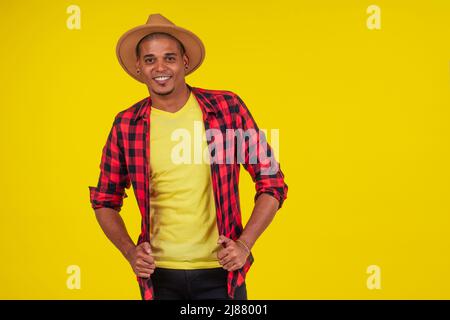 arabo brasiliano uomo in posa in studio su sfondo giallo Foto Stock