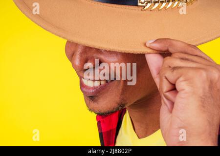 arabo brasiliano uomo in posa in studio su sfondo giallo Foto Stock