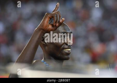 Doha, Qatar. 13th maggio 2022. Abel Kipsang del Kenya festeggia dopo aver vinto la gara maschile del 1.500m del meeting di atletica della Diamond League del 2022 Diamond League di Doha a Doha, capitale del Qatar, 13 maggio 2022. Credit: Nikku/Xinhua/Alamy Live News Foto Stock