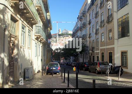 Street scene a Rua Marques Pte. De Lima, vista di Miradouro da Graca in prospettiva, Lisboa, Portogallo Foto Stock