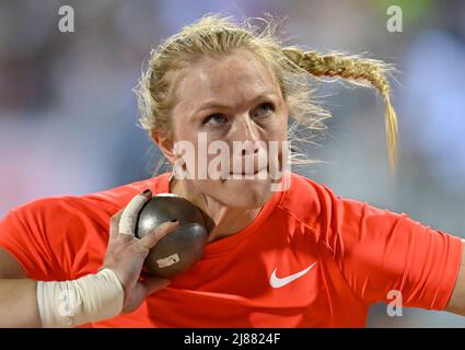 Doha, Qatar. 13th maggio 2022. Maggie Ewen degli Stati Uniti compete durante il colpo delle donne messo alla riunione di atletica della Diamond League 2022 al Suhaim bin Hamad Stadium a Doha, capitale del Qatar, 13 maggio 2022. Credit: Nikku/Xinhua/Alamy Live News Foto Stock