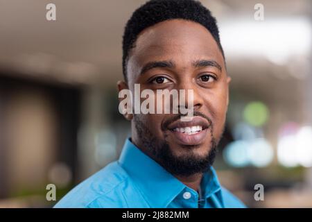 Ritratto di fiducioso giovane imprenditore afroamericano sul posto di lavoro Foto Stock
