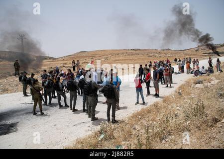 Masafer Yatta, Palestina. 13th maggio 2022. L'IDF e i soldati della polizia di confine impediscono agli attivisti di entrare a Masafer Yatta. Una protesta di solidarietà contro gli attivisti di pace israeliani e i residenti di Masafer Yatta che si trovano di fronte a una minaccia immediata di deportazione. Un recente verdetto della Corte Suprema israeliana stabilisce che otto comunità siano espulse da tempo in Palestina da Masafer Yatta. Credit: SOPA Images Limited/Alamy Live News Foto Stock