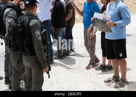 Masafer Yatta, Palestina. 13th maggio 2022. L'IDF e i soldati della polizia di confine impediscono agli attivisti di entrare a Masafer Yatta. Una protesta di solidarietà contro gli attivisti di pace israeliani e i residenti di Masafer Yatta che si trovano di fronte a una minaccia immediata di deportazione. Un recente verdetto della Corte Suprema israeliana stabilisce che otto comunità siano espulse da tempo in Palestina da Masafer Yatta. Credit: SOPA Images Limited/Alamy Live News Foto Stock