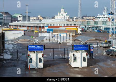 HELSINKI, FINLANDIA - 08 MARZO 2019: Entrata dell'automobile al terminale di Olympia dell'azienda di trasporto della linea di Silja il giorno di sole di marzo Foto Stock