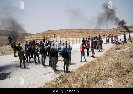 Masafer Yatta, Palestina. 13th maggio 2022. L'IDF e i soldati della polizia di confine impediscono agli attivisti di entrare a Masafer Yatta. Una protesta di solidarietà contro gli attivisti di pace israeliani e i residenti di Masafer Yatta che si trovano di fronte a una minaccia immediata di deportazione. Un recente verdetto della Corte Suprema israeliana stabilisce che otto comunità siano espulse da tempo in Palestina da Masafer Yatta. (Foto di Matan Golan/SOPA Images/Sipa USA) Credit: Sipa USA/Alamy Live News Foto Stock