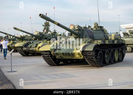 REGIONE DI MOSCA, RUSSIA - 25 AGOSTO 2020: Carro armato sovietico T-55MV sul forum militare-tecnico internazionale Army-2020. Parco Patriot Foto Stock