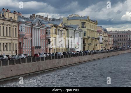 SAN PIETROBURGO, RUSSIA - 05 SETTEMBRE 2021: Nuvoloso giorno di settembre sul argine del fiume Fontanka Foto Stock