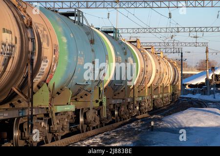 SHARYA, RUSSIA - 19 MARZO 2022: Passaggio del treno merci dai carri armati per il trasporto dei prodotti petroliferi primo piano in un giorno di marzo Foto Stock