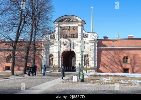 ST. PETERSBURG, RUSSIA - 03 APRILE 2022: All'antica porta Pietro della Fortezza di Pietro e Paolo, in un giorno di aprile soleggiato Foto Stock