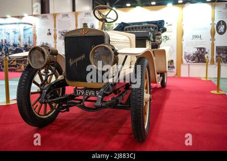 ST. PETERSBURG, RUSSIA - 23 APRILE 2022: La vecchia auto Hispano-Suiza 12/15HP sulla mostra auto Oldtimer Gallery. Vista frontale Foto Stock