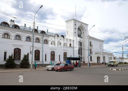 VELIKY NOVGOROD, RUSSIA - 02 MAGGIO 2022: La costruzione della stazione ferroviaria di Veliky Novgorod in un nuvoloso giorno di maggio Foto Stock