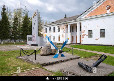 SOLTSY, RUSSIA - 07 MAGGIO 2022: Monumento ai piloti militari che sono morti durante la Grande Guerra Patriottica sul territorio dell'ex garrido militare Foto Stock