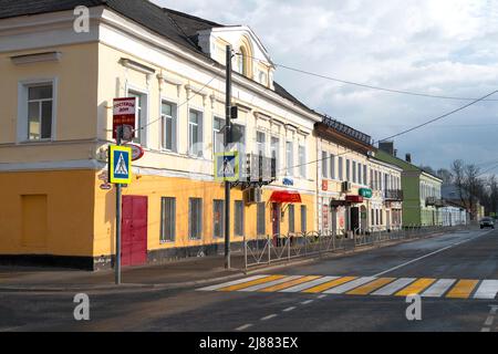 SOLTSY, RUSSIA - 07 MAGGIO 2022: Serata nuvolosa sul viale Sovetsky Foto Stock