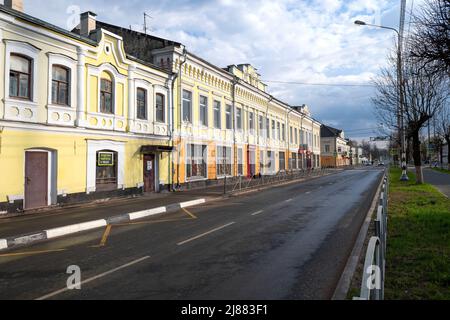 SOLTSY, RUSSIA - 07 MAGGIO 2022: L'antico edificio del centro commerciale della città, l'ex palazzo dei mercanti dei fratelli Ardamatskiy Foto Stock