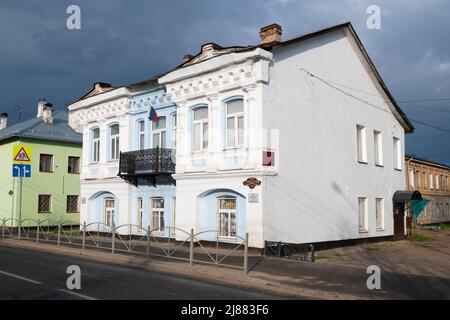 SOLTSY, RUSSIA - 07 MAGGIO 2022: Vecchio edificio residenziale del XIX secolo (casa del commerciante Krasikov) in una serata nuvolosa di maggio Foto Stock