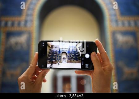 Berlino, Germania. 13th maggio 2022. Un visitatore scatta foto della porta di Ishtar al Pergamon Museum di Berlino, capitale della Germania, 13 maggio 2022. Credit: Ren Pengfei/Xinhua/Alamy Live News Foto Stock