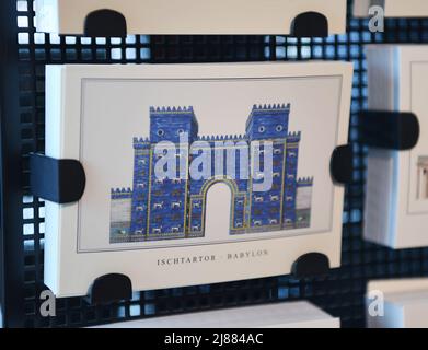 Berlino, Germania. 13th maggio 2022. Foto scattata il 13 maggio 2022 mostra le cartoline della porta Ishtar al Pergamon Museum di Berlino, capitale della Germania. Credit: Ren Pengfei/Xinhua/Alamy Live News Foto Stock
