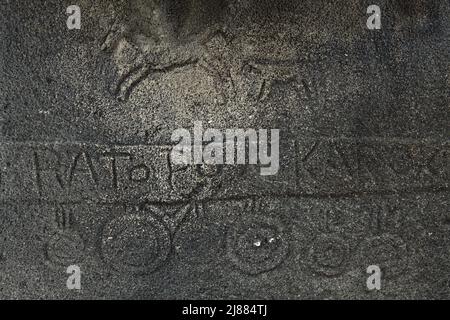 Incisioni su una tomba megalitica sulla spiaggia nel villaggio tradizionale di Ratenggaro nel sud-ovest di Sumba, Nusa Tenggara orientale, Indonesia. Foto Stock