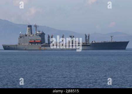 USNS Patuxent (T-AO-201), un lubrificatore di rifornimento di classe Henry J. Kaiser, operato dalla Marina degli Stati Uniti, avvicinandosi a Hunterston sul Firth di Clyde. Foto Stock