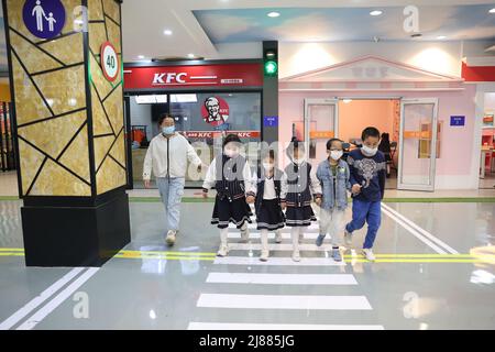 RUGAO, CINA - 14 MAGGIO 2022 - i bambini simulano l'attraversamento di una strada presso il centro di simulazione della scena del Centro servizi per disabili a Rugao, Jiangs Foto Stock