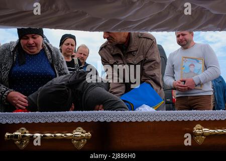 Balabyne, Ucraina. 13th maggio 2022. La madre dà al figlio morto un ultimo bacio prima di coprire la sua bara. La Russia ha invaso l'Ucraina il 24 febbraio 2022, scatenando il più grande attacco militare in Europa dalla seconda guerra mondiale Credit: SOPA Images Limited/Alamy Live News Foto Stock