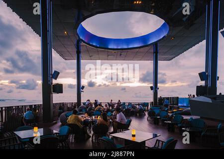 PATTAYA, THAILANDIA - Maggio 2022 Vista dalla terrazza dell'Hilton Sky Bar al tramonto. Pattaya Roof bar Thailandia Foto Stock