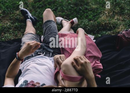 felice coppia sdraiata sull'erba felice amore Foto Stock