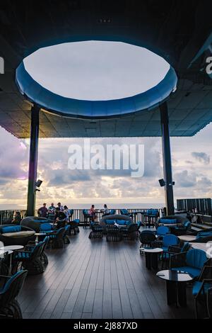 PATTAYA, THAILANDIA - Maggio 2022 Vista dalla terrazza dell'Hilton Sky Bar al tramonto. Pattaya Roof bar Thailandia Foto Stock