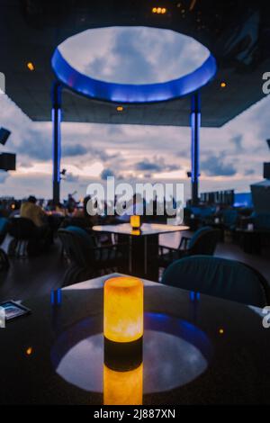 Vista dalla terrazza dell'Hilton Sky Bar al tramonto. Pattaya Roof bar Thailandia, Foto Stock