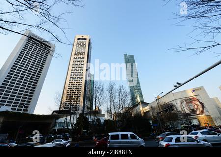 I moderni grattacieli dominano lo skyline di Xinjiang ekou nel centro di Nanjing, Cina. Foto Stock