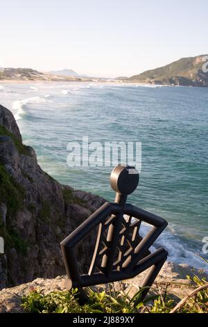 Scultura in cima alla scogliera a Costao Santinho Eco Resort and Spa sulla costa nord-orientale dell'isola di Santa Catarina, Santa Catarina, Brasile Foto Stock