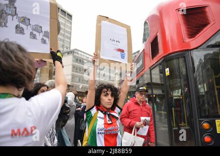 Manifestanti con placche durante la veglia. I manifestanti si sono riuniti in una protesta di solidarietà davanti alla sede centrale della BBC a Londra per condannare l'uccisione del giornalista al Jazeera, Shireen Abu Akleh. Foto Stock