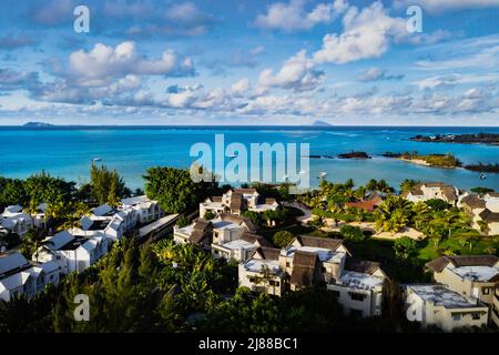 Fotografia aerea di una barriera corallina e di un complesso alberghiero con spiagge a Mauritius, la costa nord-orientale dell'isola di Mauritius. Splendida laguna di Foto Stock