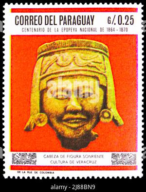 MOSCA, RUSSIA - 10 APRILE 2022: Francobollo stampato in Paraguay mostra testa fatta di argilla, Olimpiadi estive 1968, Messico: Serie di arte precolombiana, cir Foto Stock