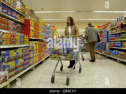 Foto di archivio datata 13/01/03 di acquirenti in un supermercato Morrison a Winsford, Cheshire. Il governo deve ritardare il divieto di comprare uno ottenere uno libero affare per i prodotti alimentari malsani a causa della 'senza precedenti? Pressione sul tenore di vita. Il Department of Health and Social Care (DHSC) ha dichiarato che il bar pianificato sulle promozioni multi-buy su cibi e bevande ad alto contenuto di grassi, sale o zucchero (HFSS) è stato rimesso un anno a ottobre 2023. Data di emissione: Sabato 14 maggio 2022. Foto Stock