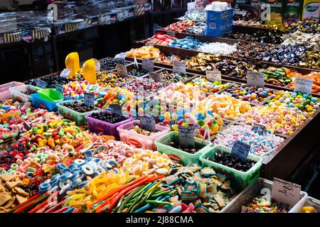 Damasco, Siria - Maggio, 2022: Bancarella del mercato di strada che vende caramelle di gelatina a Suq al Hamidiyah a Damasco Foto Stock