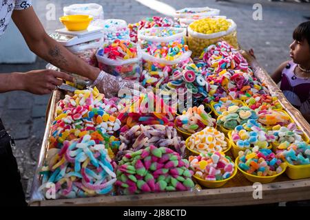 Damasco, Siria - Maggio, 2022: Bambino che acquista dolci e caramelle sul mercato alimentare a Suq al Hamidiyah a Damasco Foto Stock